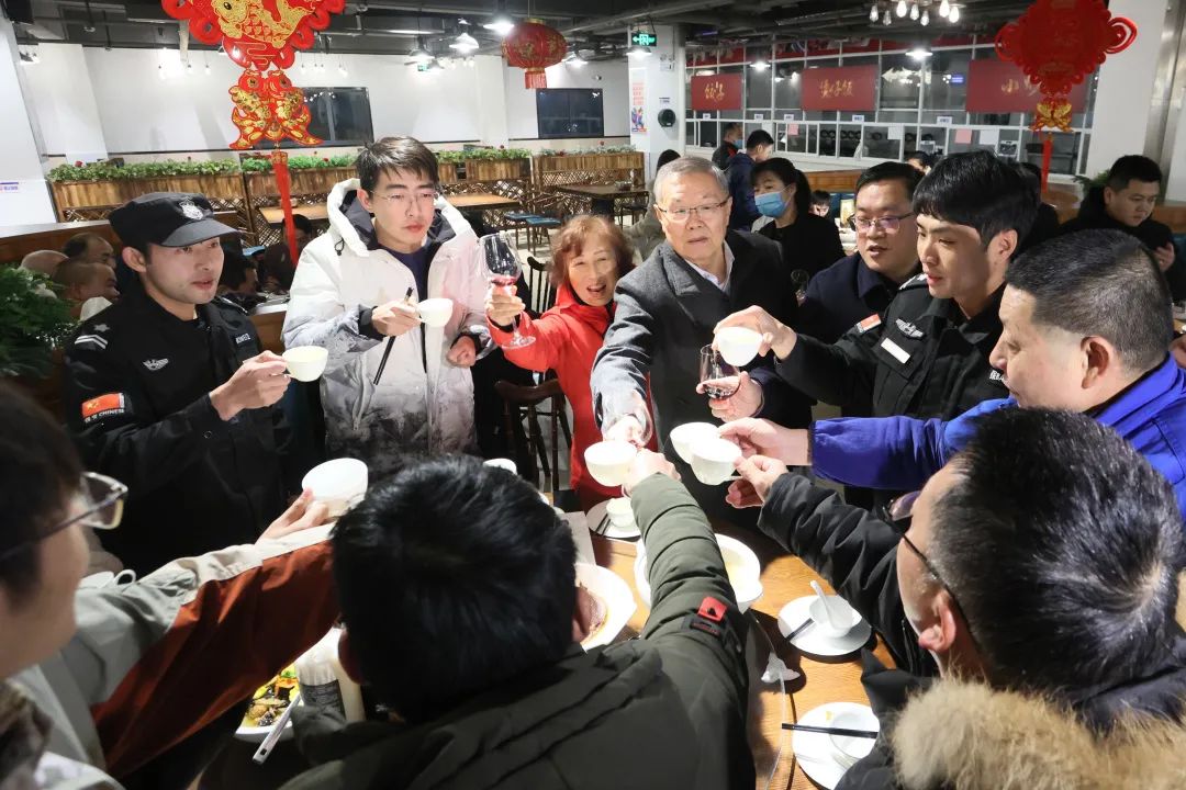 FH至尊智能董事长何清华与留厂员工一起过大年！