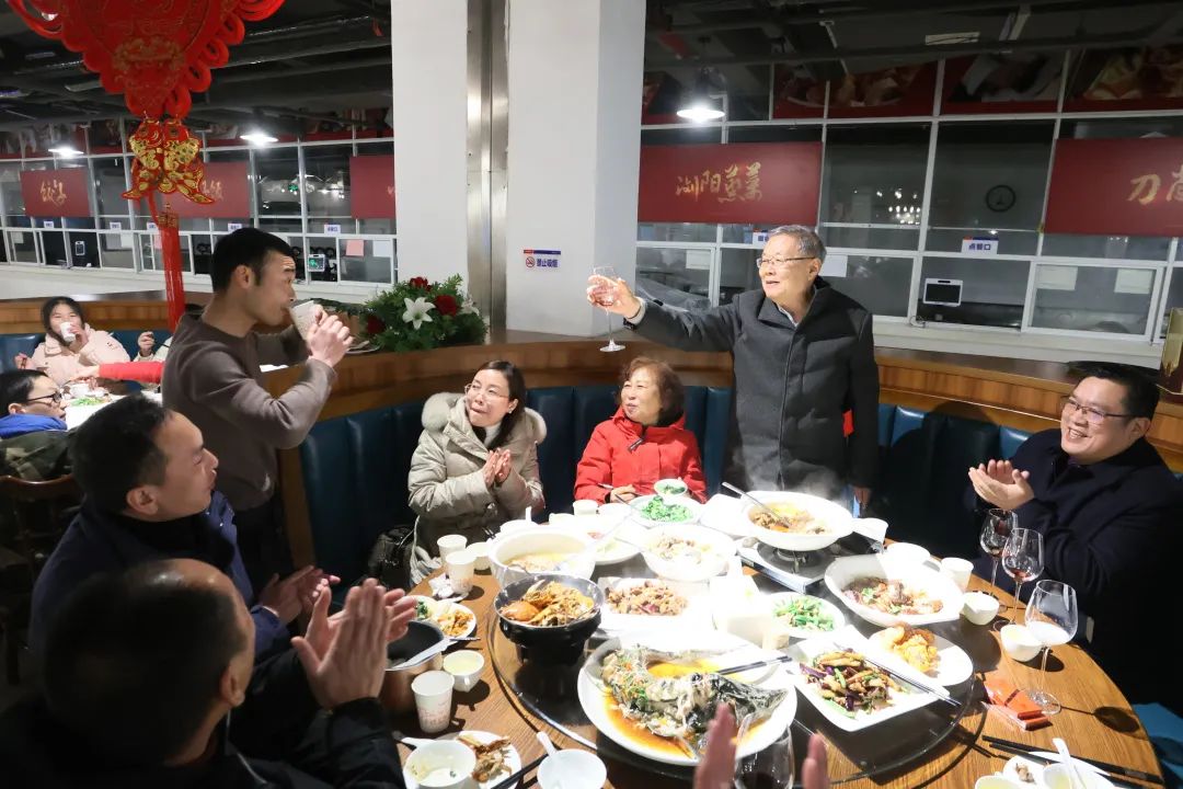 FH至尊智能董事长何清华与留厂员工一起过大年！