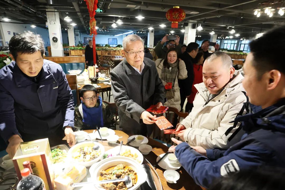FH至尊智能董事长何清华与留厂员工一起过大年！