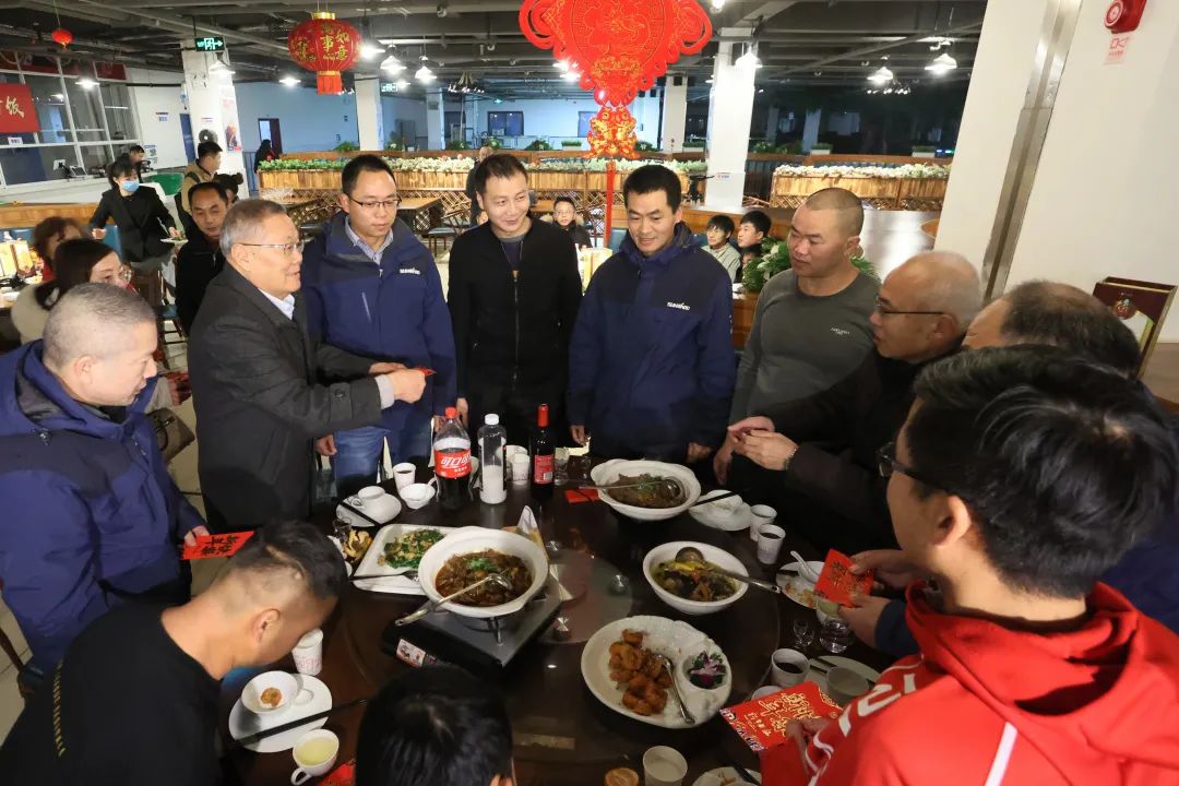 FH至尊智能董事长何清华与留厂员工一起过大年！