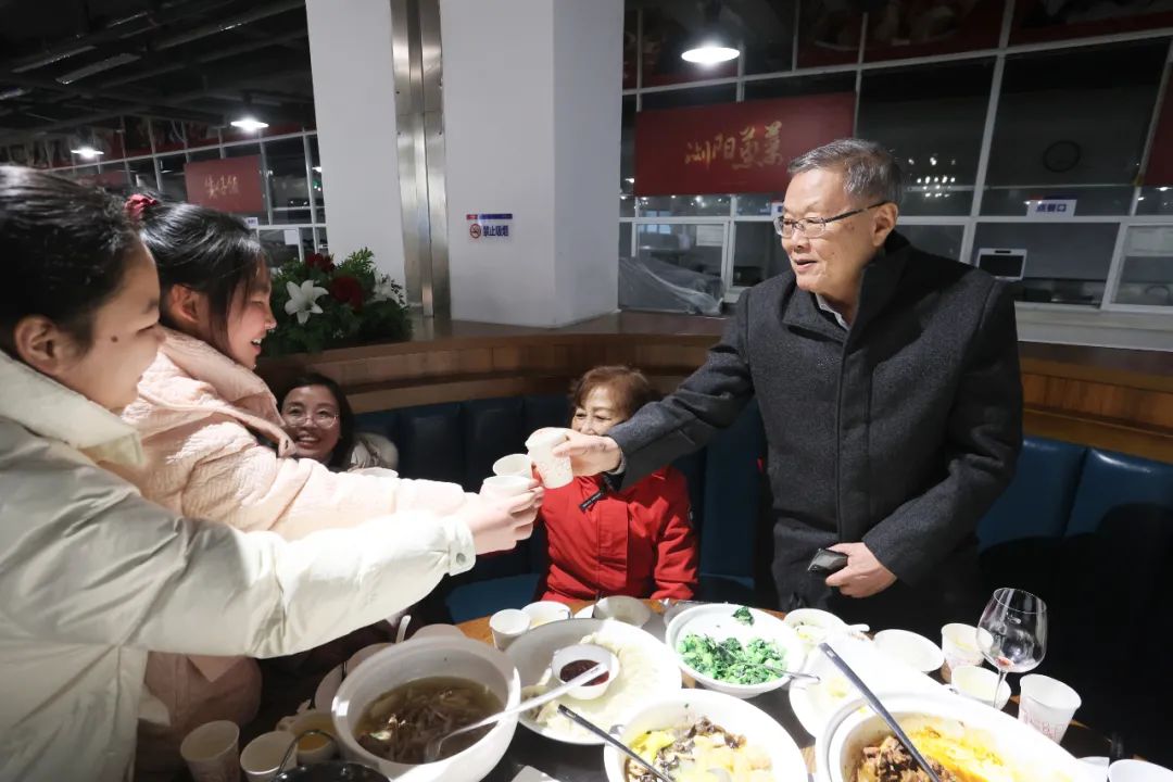 FH至尊智能董事长何清华与留厂员工一起过大年！