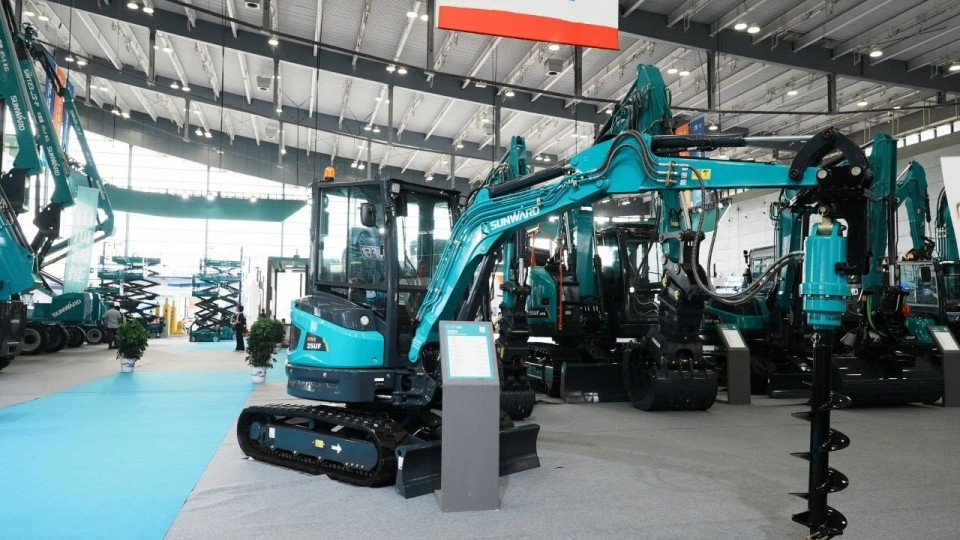 2025 CICEE | 从单一工具迈向多元化解决方案，FH至尊智能呈现非凡挖掘机风采