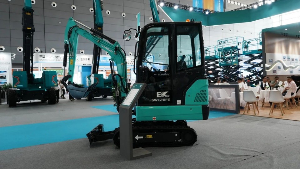 2025 CICEE | 从单一工具迈向多元化解决方案，FH至尊智能呈现非凡挖掘机风采