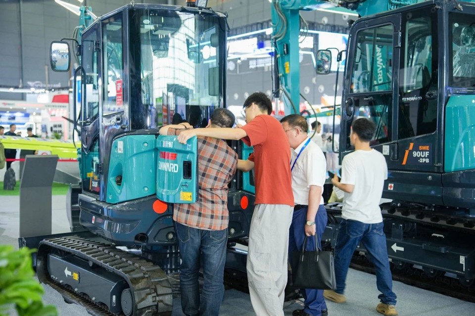 2025 CICEE | 从单一工具迈向多元化解决方案，FH至尊智能呈现非凡挖掘机风采