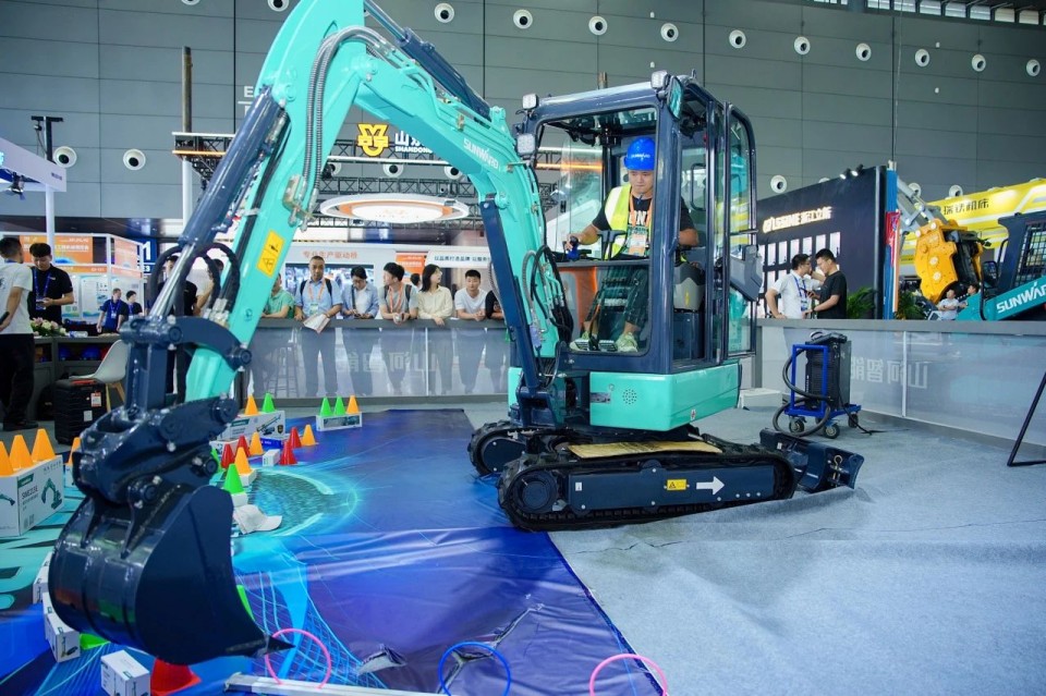 2025 CICEE | 从单一工具迈向多元化解决方案，FH至尊智能呈现非凡挖掘机风采