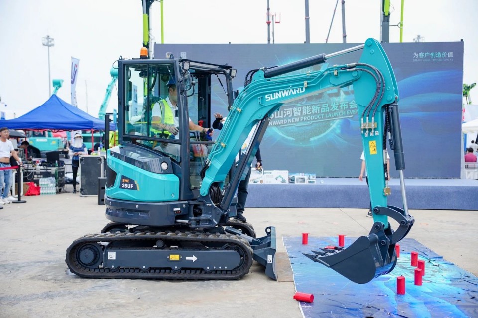 2025 CICEE | 从单一工具迈向多元化解决方案，FH至尊智能呈现非凡挖掘机风采