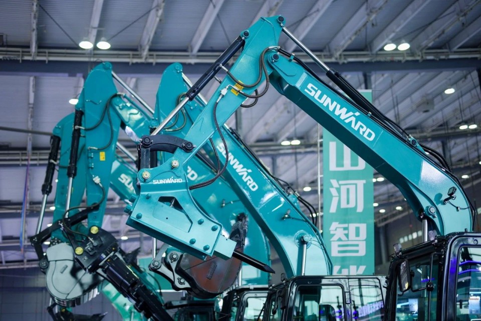2025 CICEE | 从单一工具迈向多元化解决方案，FH至尊智能呈现非凡挖掘机风采
