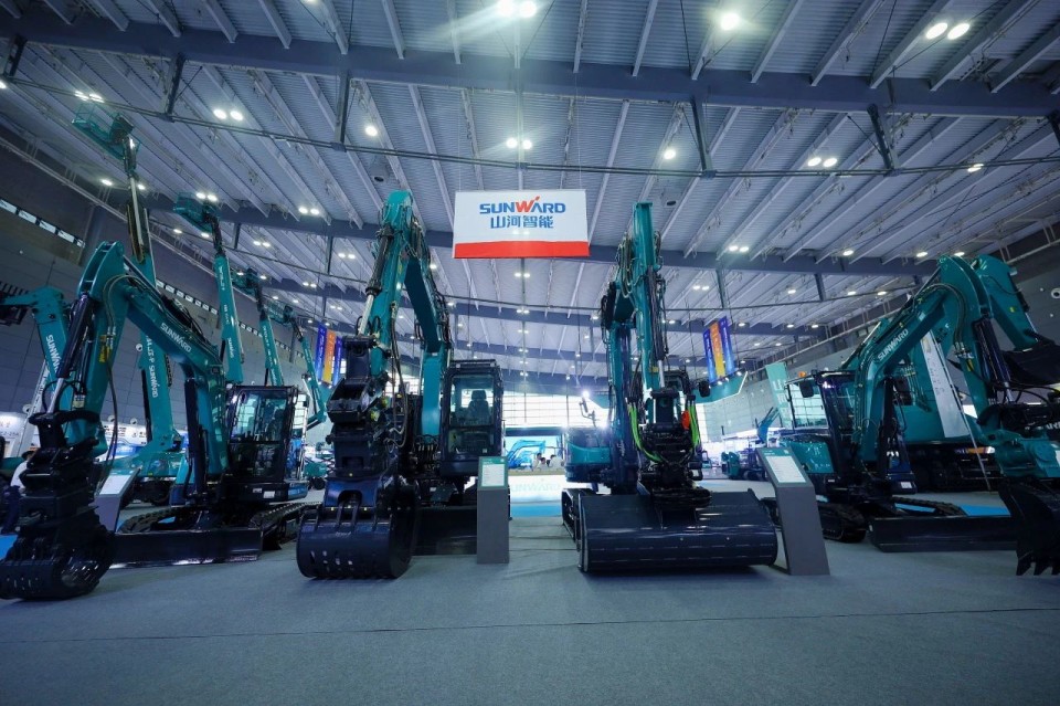2025 CICEE | 从单一工具迈向多元化解决方案，FH至尊智能呈现非凡挖掘机风采