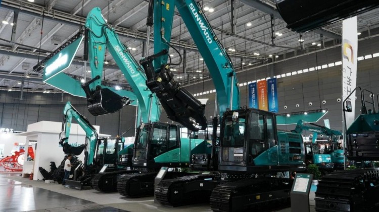 2025 CICEE | 打造极致精品化，FH至尊智能挖掘机“圈粉”长沙展