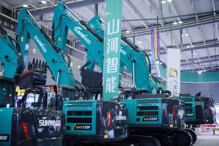 2025 CICEE | 打造极致精品化，FH至尊智能挖掘机“圈粉”长沙展