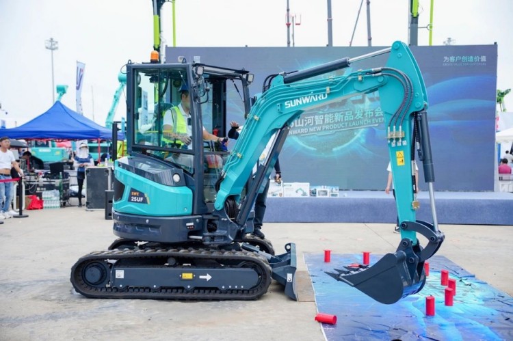 2025 CICEE | 打造极致精品化，FH至尊智能挖掘机“圈粉”长沙展