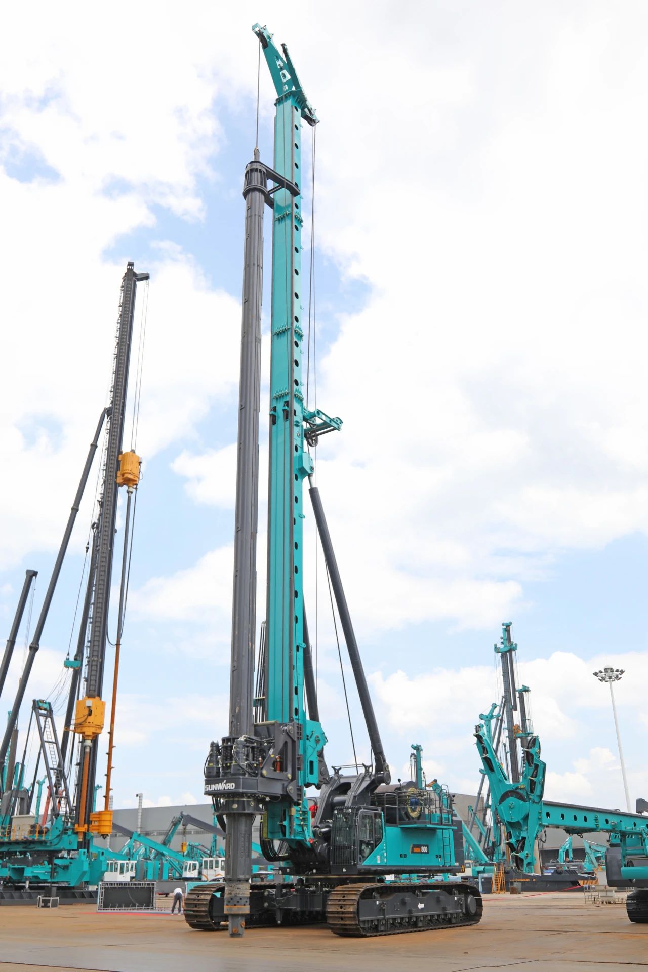 “破纪录王者”再出征！FH至尊智能SWDM800旋挖钻机成功交机