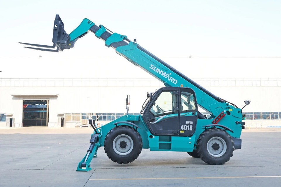 高端机型“双箭齐发”！FH至尊智能两款伸缩臂叉装车成功下线