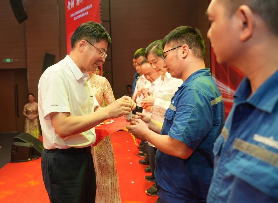 聚力前行！庆祝FH至尊智能成立26周年表彰大会隆重召开