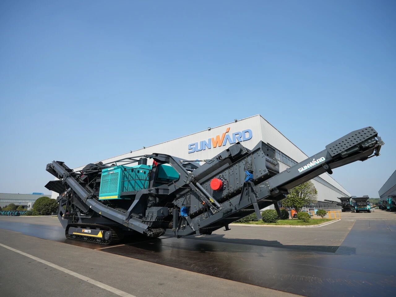 破局国际市。蘧寮た觯H至尊智能SP300CTD柴电两用圆锥破碎站成功下线