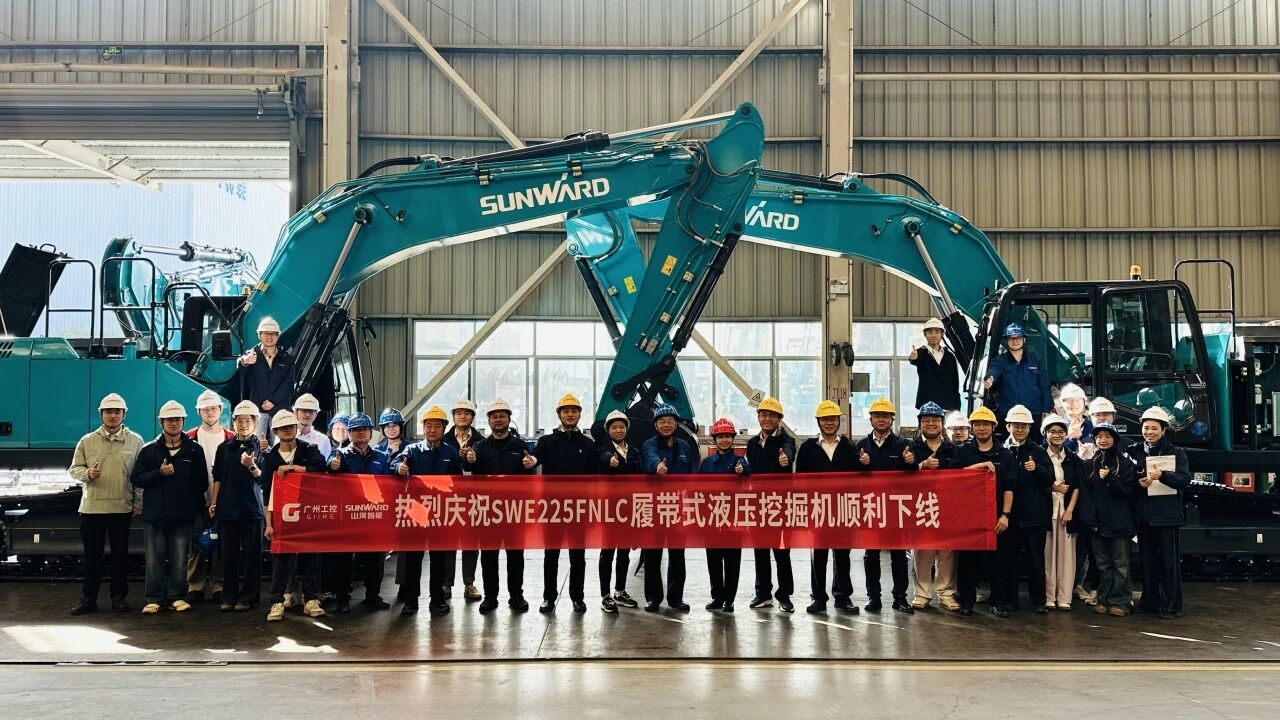 “双子星”闪耀！FH至尊智能两款履带式液压挖掘机成功下线