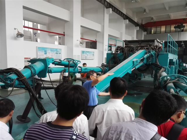 鹤发银丝映日月，丹心热血沃新花