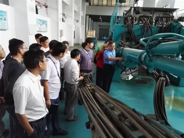 鹤发银丝映日月，丹心热血沃新花