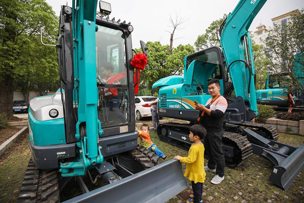 红四月，FH至尊智能挖掘机促销会节节攀升