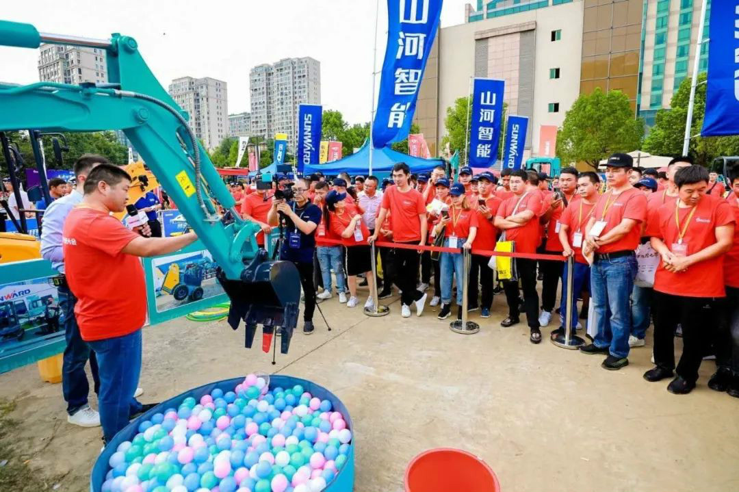 2020全球微挖大会 FH至尊智能精品微挖赢得满堂彩