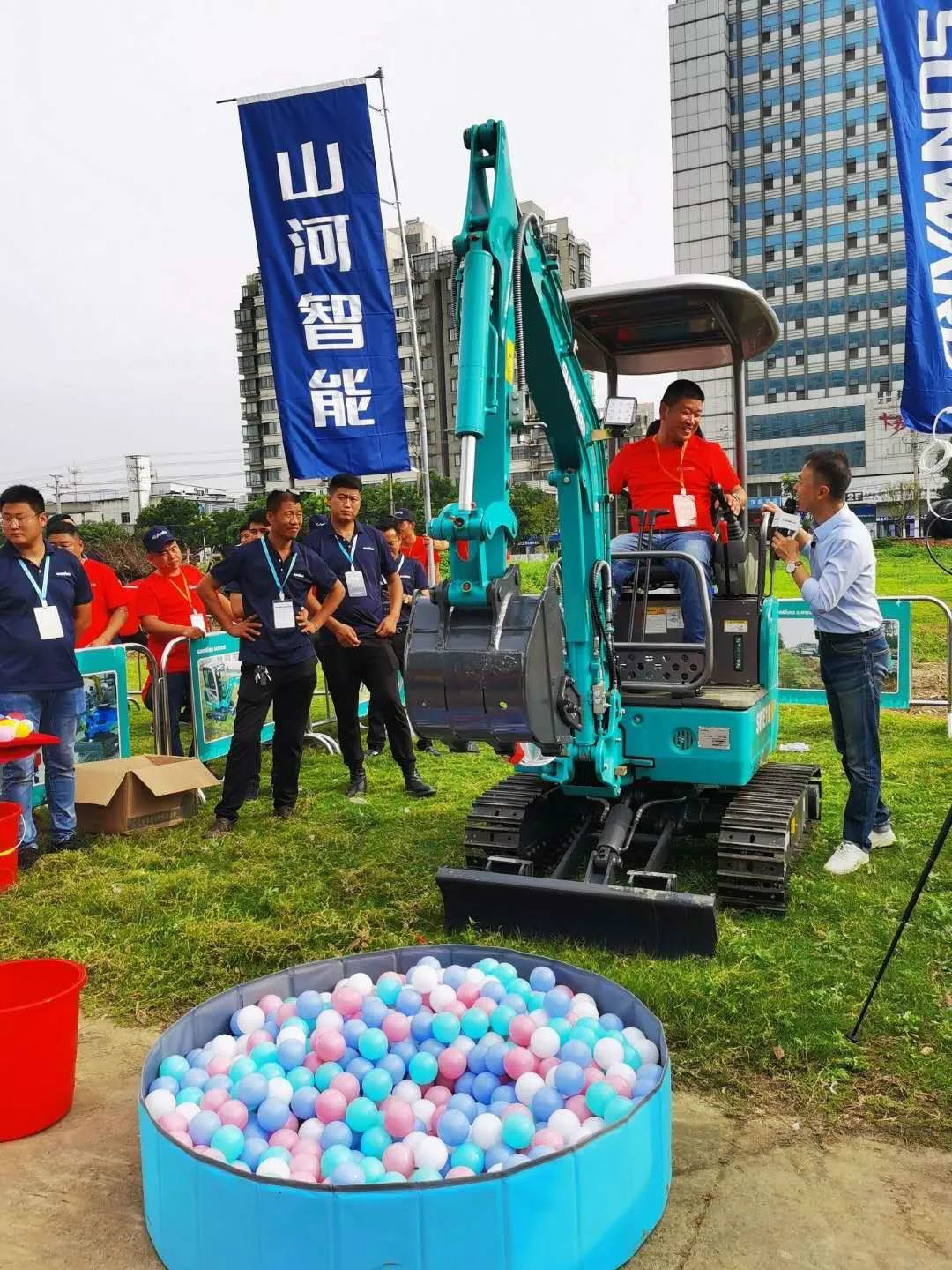 2020全球微挖大会 FH至尊智能精品微挖赢得满堂彩