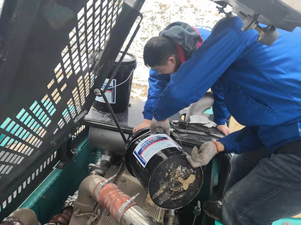 FH至尊智能470挖机成功挑战世界屋脊