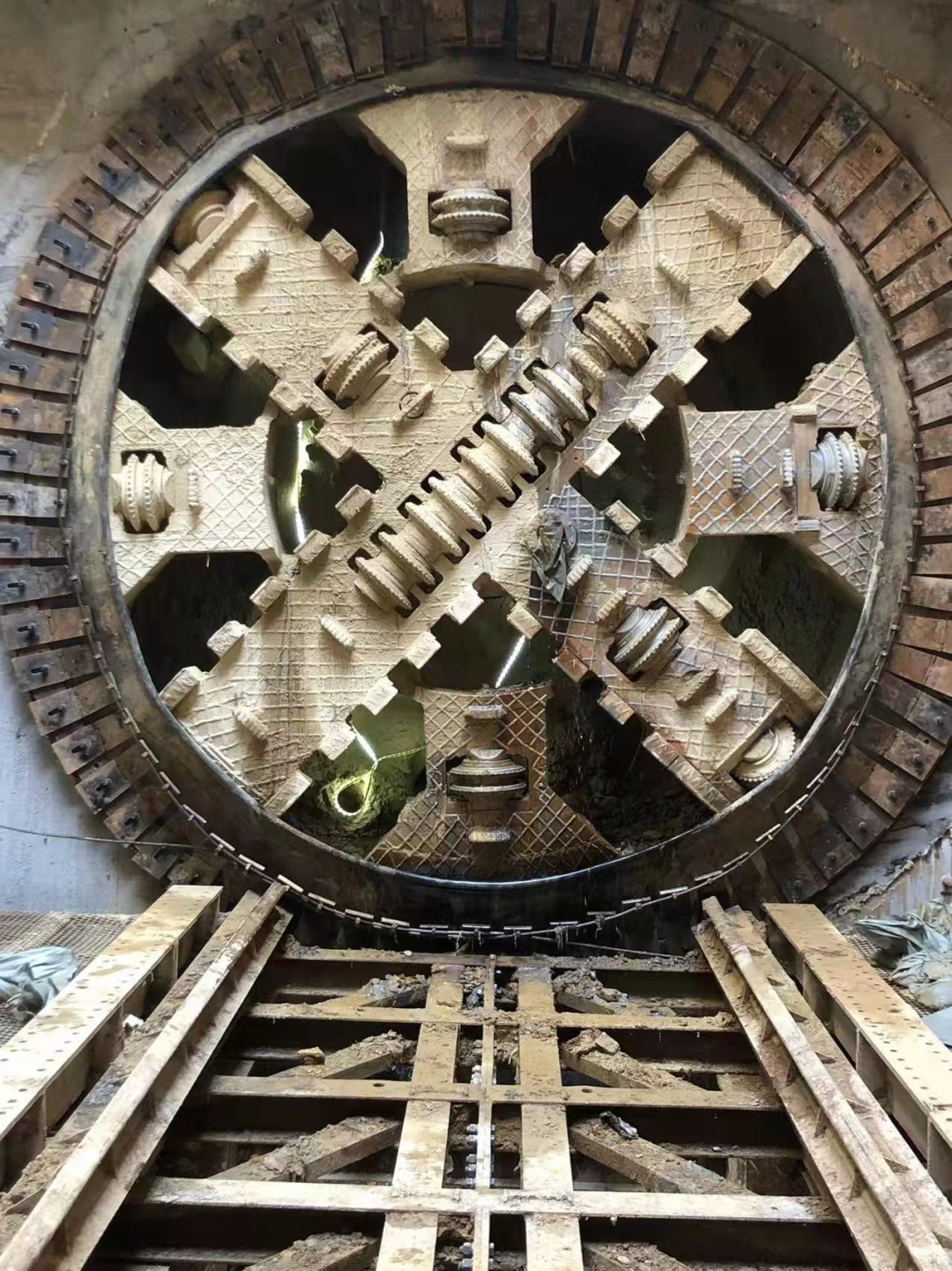 历时424天，创下最高纪录！万家丽快速化改造北延线（含电力隧道）全线贯通