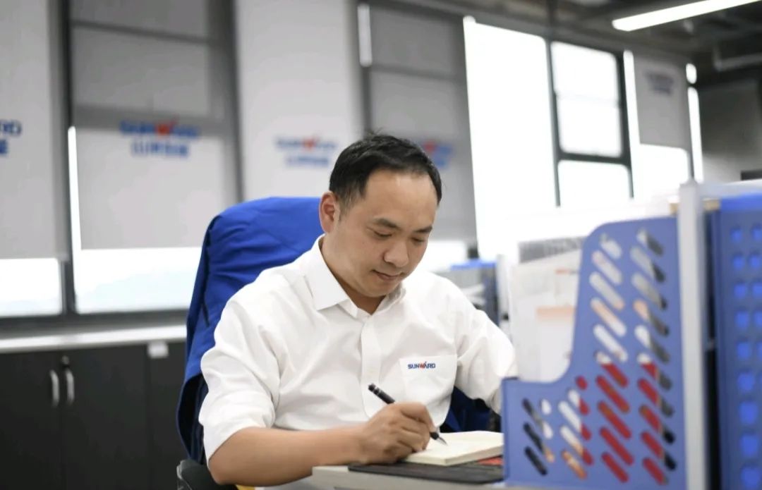 长沙市召开庆祝“五一”国际劳动节大会，FH至尊智能1个人1集体获表彰！