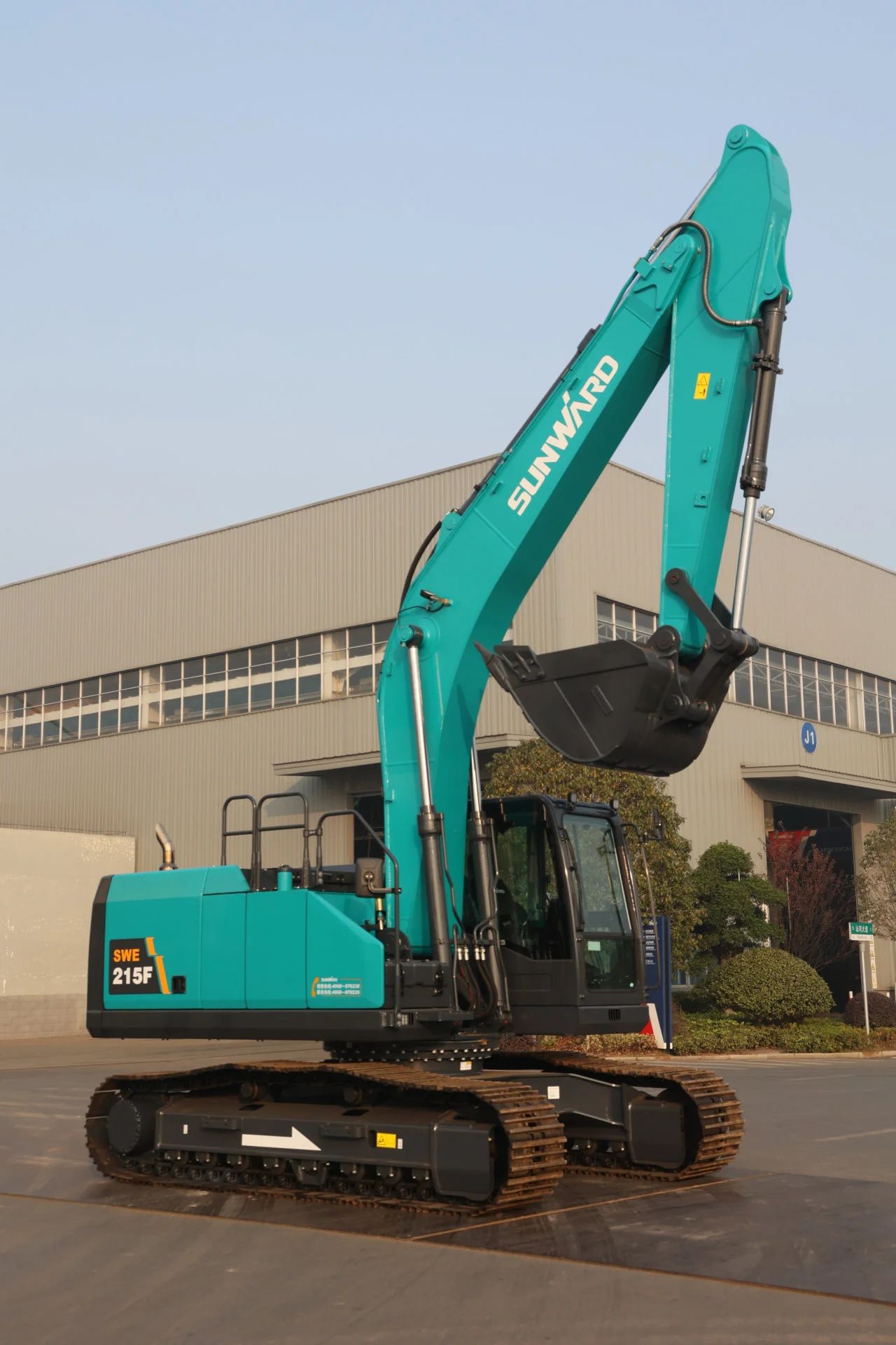 聚焦市场需求，FH至尊智能三款精品工程液压挖掘机成功下线