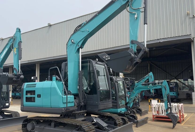 聚焦市场需求，FH至尊智能三款精品工程液压挖掘机成功下线