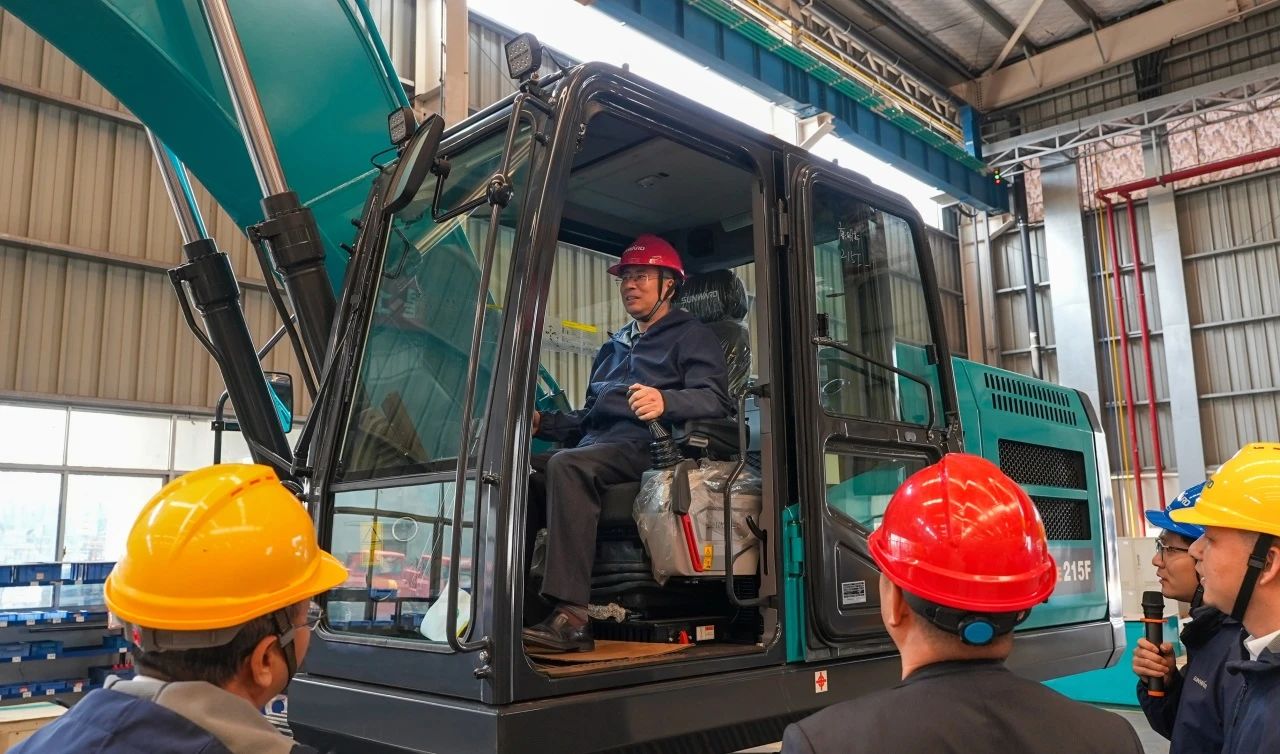 聚焦市场需求，FH至尊智能三款精品工程液压挖掘机成功下线