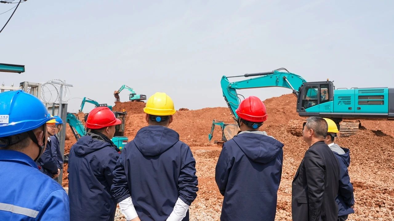 聚焦市场需求，FH至尊智能三款精品工程液压挖掘机成功下线