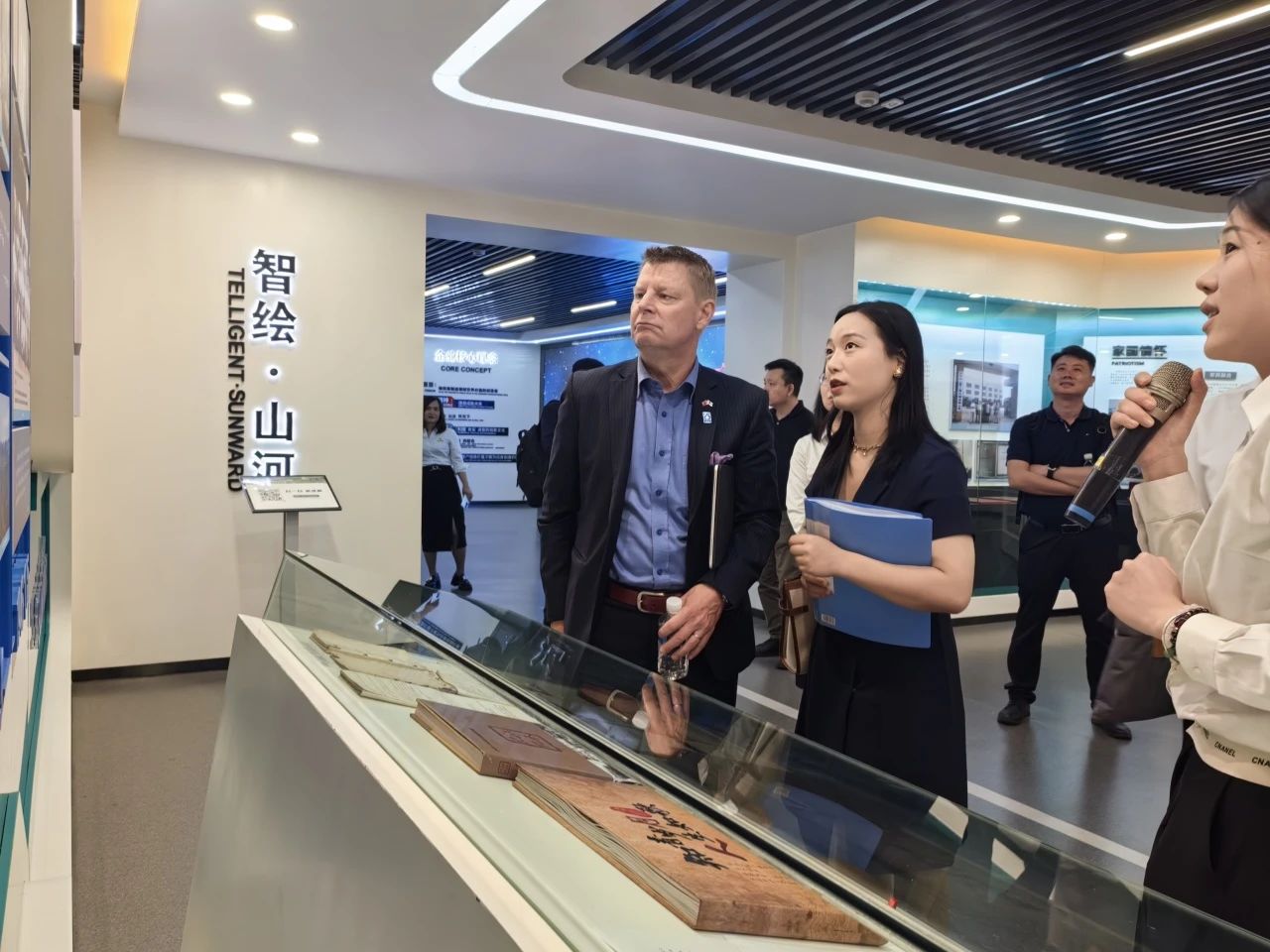 芬兰驻华大使馆商务参赞到访FH至尊智能